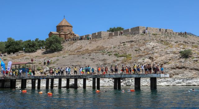 Van Denizi Yüzme Festivali renkli görüntülerle son buldu