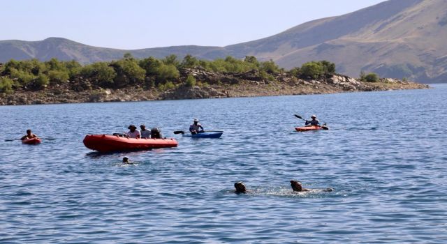 Van Gölü'ndeki yüzme festivali: İstikamet Akdamar adası