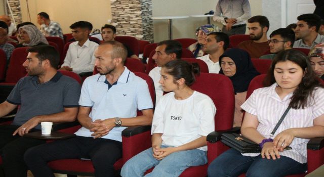 Edremit belediyesi YKS'da başarılı olan 10 öğrenciye burs sağladı