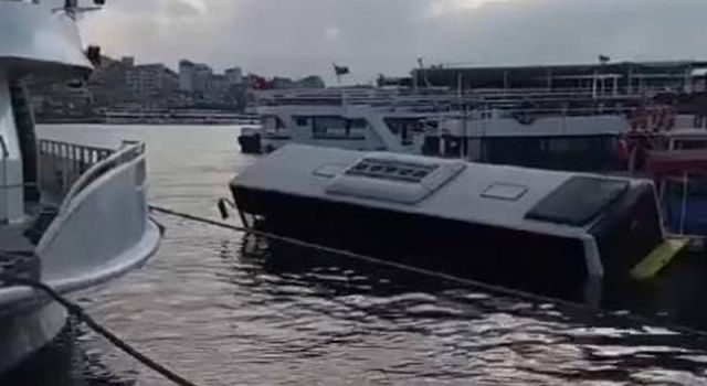 Eminönü'nde halk otobüsü denize düştü