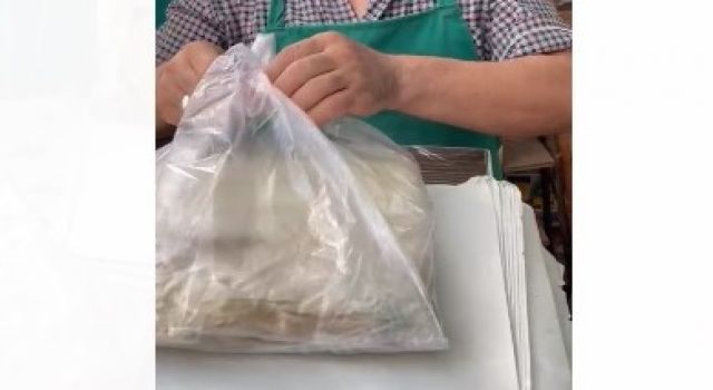 Görme engelli ablasına küflenmiş ekmek satanı kameraya aldı, belediyeye şikayet etti