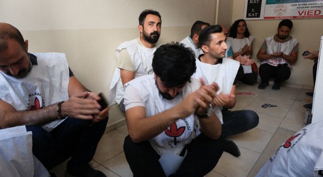 İHD'lilerin açıklama yapmasına polis izin vermedi