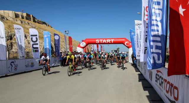 ‘Tour of Van’ bisiklet yarışı Van Kalesinde start aldı