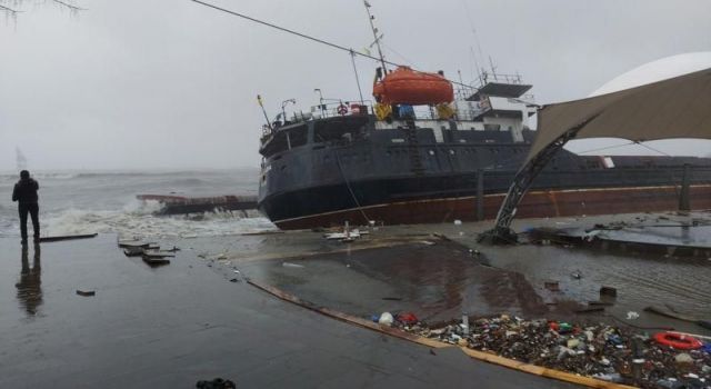 Zonguldak'ta batan geminin 11 mürettebatı kayıp, bir personelin cansız bedenine ulaşıldı