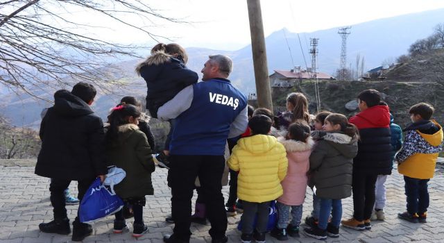 VEDAŞ'tan öğrencilere kışlık elbise katkısı