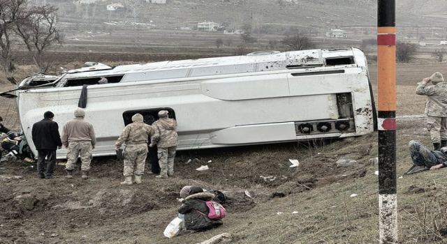 Van-Tatvan yolunda kaza: 27 yaralı var