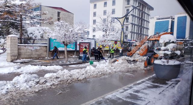 Van'da kar yağışı yaşamı olumsuz yönde etkiliyor