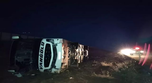 Van otobüsü devrildi: 15 yaralı