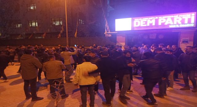Van'da protestolar yerini kutlamalara bıraktı