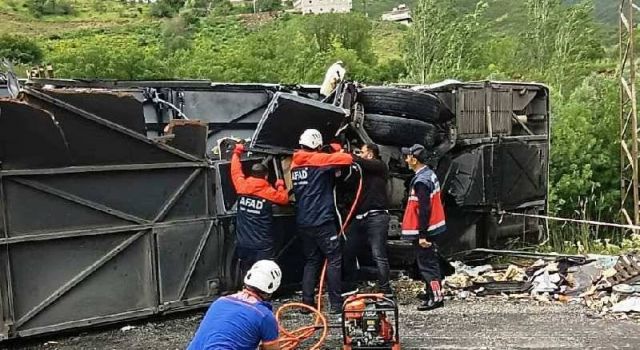 Bitlis’te yolcu otobüsü ile kamyon çarpıştı: 2 ölü, 4’ü ağır 30 yaralı