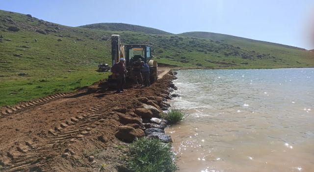 Kurumaya yüz tutan Süphan Gölü'nde çalışma başlatıldı
