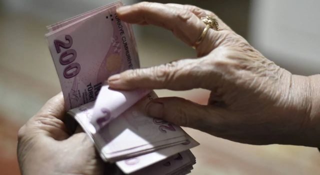 Emeklinin zam farkı bugün hesaplara yatıyor: Kim ne kadar alacak?