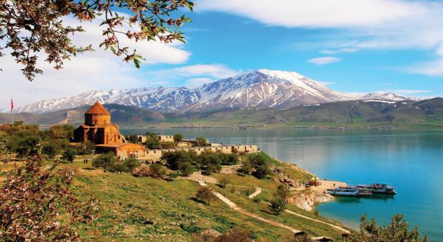 Ermeniler, yılda bir yapılan ayin için Van'a akın etti