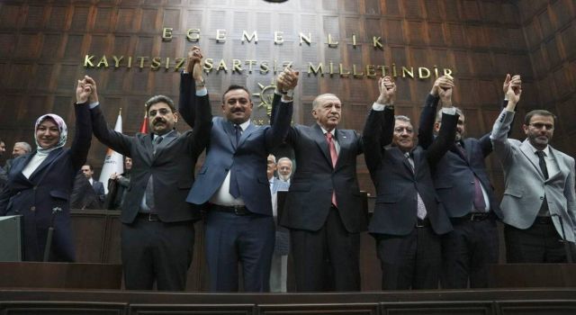 13 belediye başkanı AKP'ye katıldı