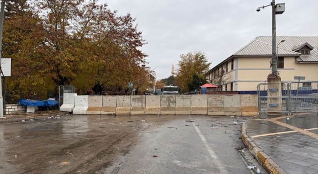 Dersim Belediyesi’nin etrafı beton bloklarla kapatıldı