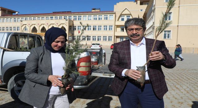 Tuşba Belediyesi, okullarda ağaçlandırma kampanyası başlattı