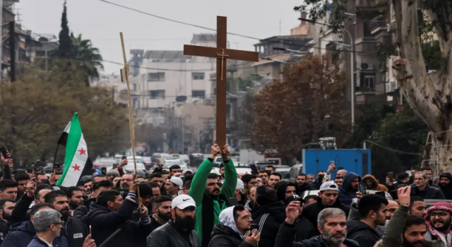 Suriye'de Noel ağacının yakılmasının ardından protesto eylemleri