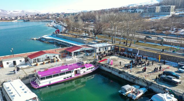 Van Gölü'nde 'yüzen kütüphane' faaliyete girdi