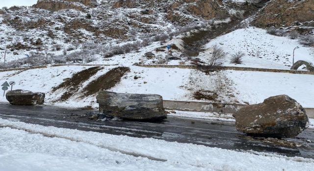 Çatak'ta yola devasa kaya parçaları düştü, facianın eşiğinden dönüldü