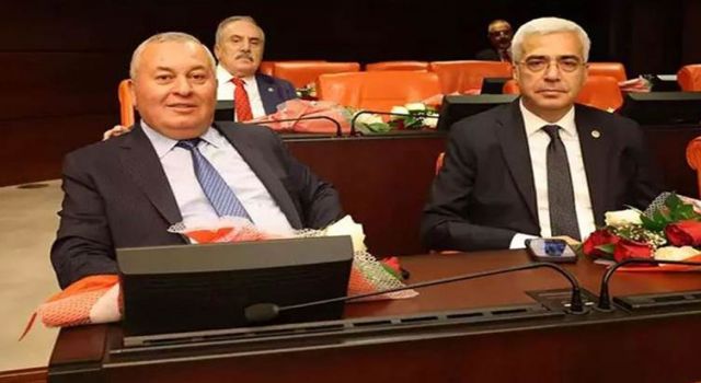 İki bağımsız milletvekili CHP'ye katıldı