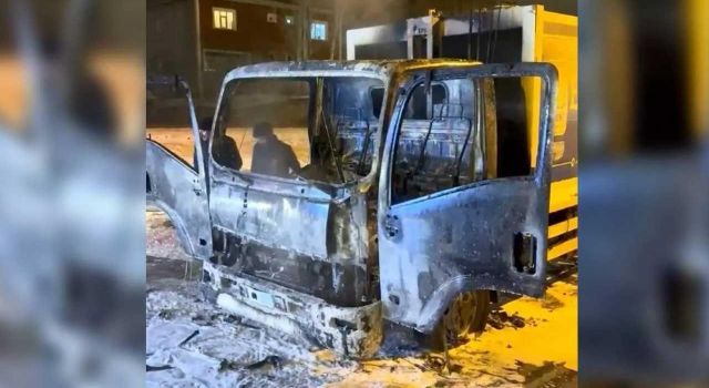Van'da belediyeye ait çöp toplama aracı yakıldı