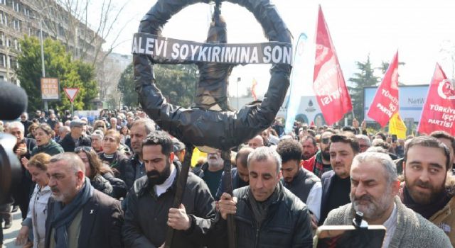 İstanbul'da Alevi katliamı kınandı; Siyah çelenk bırakıldı