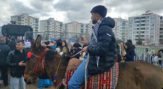 Newroz alanına atla geldi: Abe atla almisiniz...