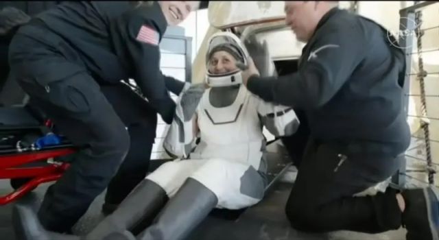 Uzayda dokuz ay mahsur kalan astronotlar Dünya'ya döndü