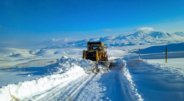 Van-İran sınır boyundaki kar temizleniyor