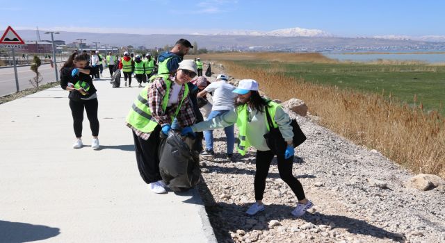 Van Gölü sahilinde çöp toplama kampanyası