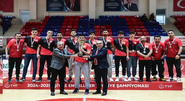 Van'ın sessiz adamları voleybolda Türkiye ikincisi oldu