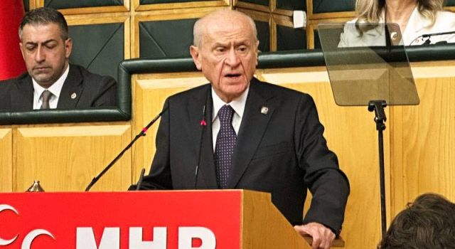Bahçeli 5 ay sonra Meclis Grup Toplantısına katıldı: "Tanrı Türk'ü Korusun" yazılı rozeti dikkat çekti