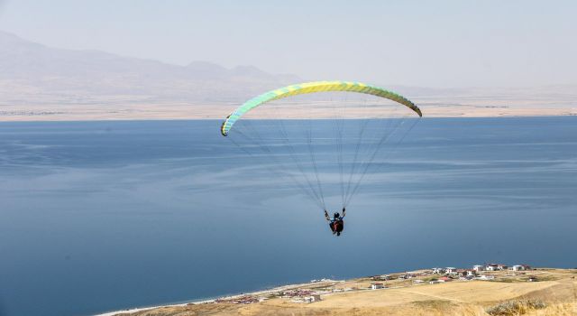 Van Gölü'ne karşı yamaç paraşütü