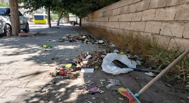 Van'da sokaklar çöp içinde, belediye otobüslerin renkleri ile meşgul