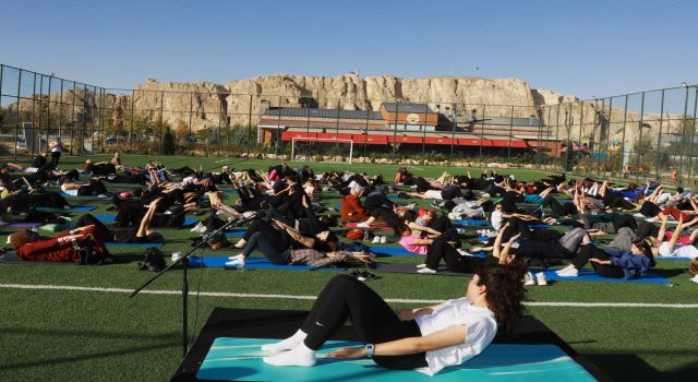 Kadınlar Van Gölü kıyısında spor etkinliğinde buluştu
