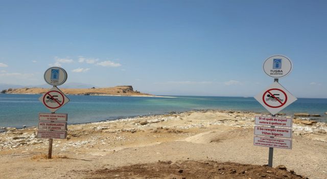 Van Gölü'nde boğulmalara karşı kıyıya uyarı levhaları yerleştirildi
