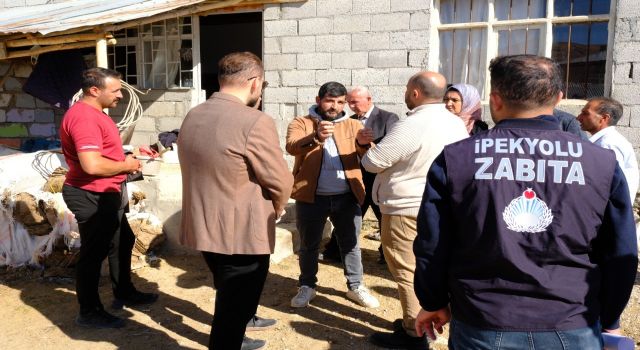 Van'da, mahalle içindeki ahırlar yıkılıyor