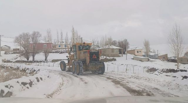 Van'da mevsimin ilk ciddi kar yağışı: 144 mahalleye ulaşım sağlanamıyor