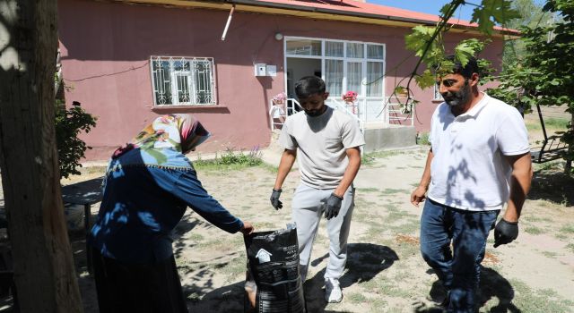 Tuşba Belediyesi’nden kayıtlı sokak hayvanlarına mama desteği