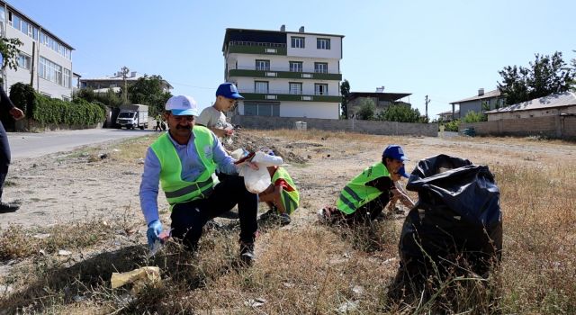 Edremit’te temizlik seferberliği Selahattin Eyyubi ve Kurubaş mahallelerinde sürdü