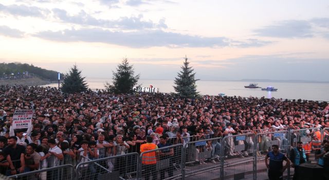 Van Gölü sahili Rojda ile şenlendi