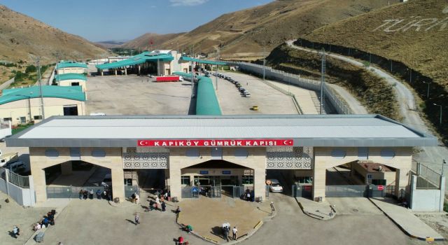 Kapıköy’de karşılıklı TIR geçişleri başladı