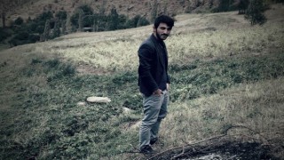 Bitlis'te muhtar evinin önünde silahlı saldırıya uğradı