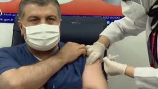 Sağlık Bakanı, Türkiye'de Koronavirüs aşısı yaptıran ilk kişi oldu