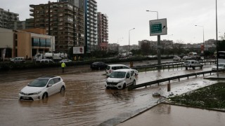 İzmir'de sel: Menderes ilçesinde 2 kişi hayatını kaybetti