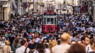 Metropoll: Halkın yarısı yurt dışında okumak ve yaşamak istiyor