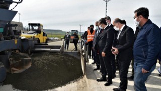 Batman’da silindir ile sıkıştırılmış beton yol yapımı