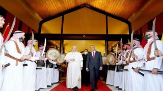 Papa neden kılıçla karşılandı?