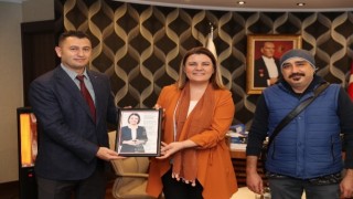 İzmit’te sağlıkçılardan Başkan Hürriyet’e özel beste
