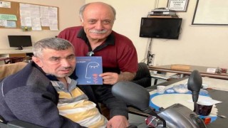 Kitap gelirini engelli derneğine bağışladı